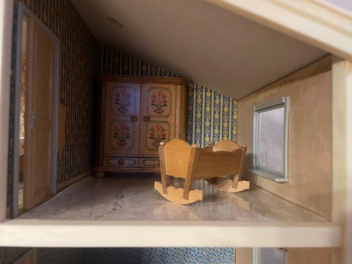 Lisa of Denmark Puppenhaus mit Balkon Maßstab 1:16 mit Bauernmöbeln - Bild 3 von 18