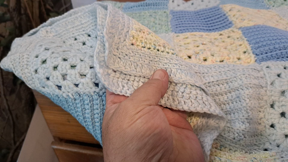 MOM MADE 柔软可爱绿色、蓝色、黄色钩针婴儿毯新品 35x35 — 第 4/4 张图片