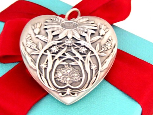 Heart Ziegfeld Daisy Pendant Locket 