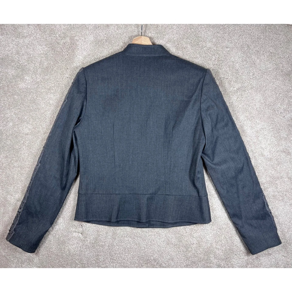 Chaqueta de encaje bordada con botones delanteros talla 8Together para mujer gris manga de encaje Foto 2 de 4