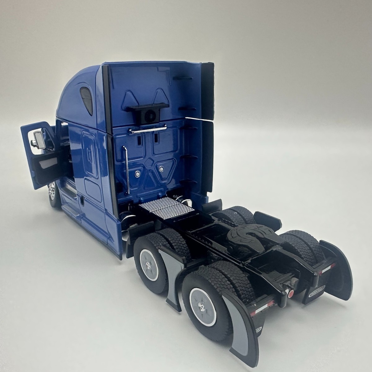 Freightliner CASCADIA W/ Maersk Skelton Trailer 1 50 Diecast