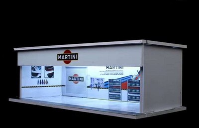 Maintenance Workshop Scene Diorama 30x13,3x10 cm  - MARTINI - More Art 1:64