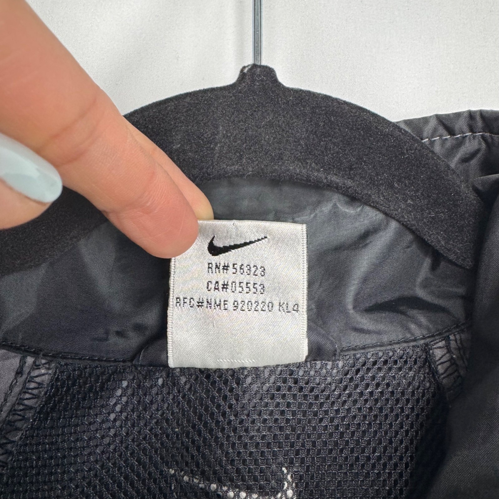 SACAI X NIKE Giacca a vento vintage Nike uomo grigia bianca e nera con retro elasticizzato