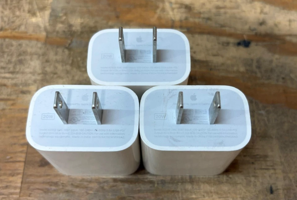 Лот из 3 подлинных адаптеров питания Apple A2305 MHJA3AM/A 20 Вт USB-C белый. - Изображение 2 из 4