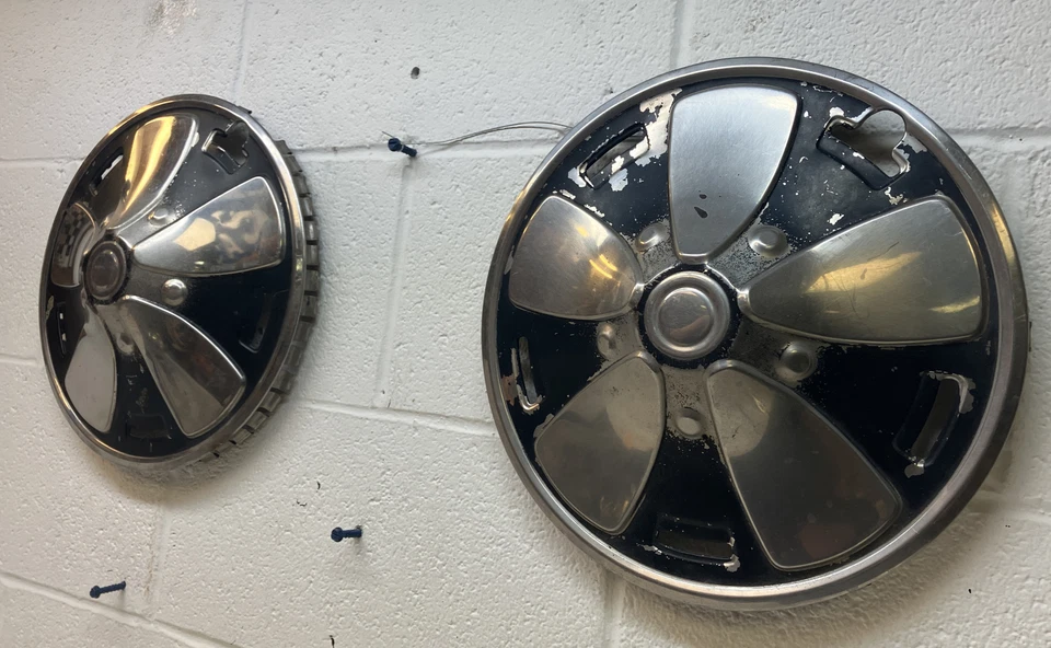 Usado OEM Raro Conjunto de 2 Capas de Roda de Calota 13" 1975-1979 Toyota Corolla (5300) - Imagem 3 de 4