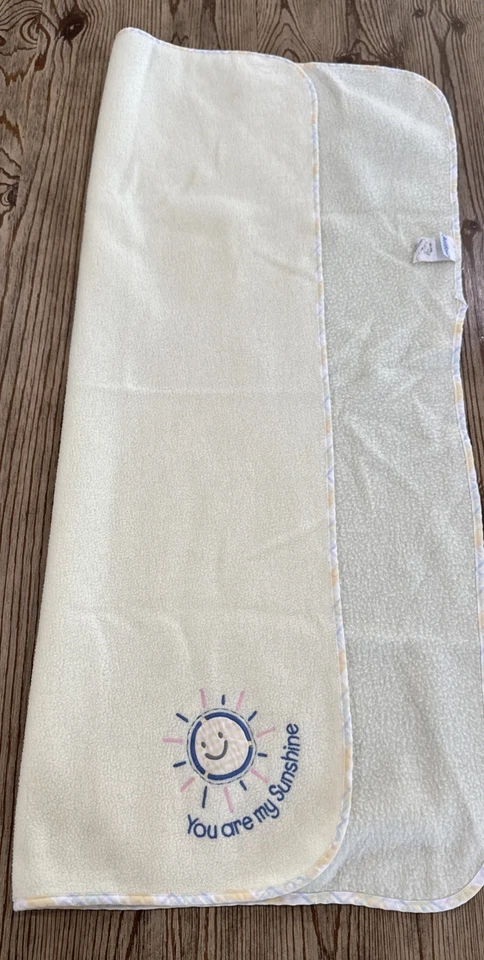 Manta bebé recién nacido de colección borde a cuadros amarillo pastel “You Are My Sunshine” Foto 3 de 4