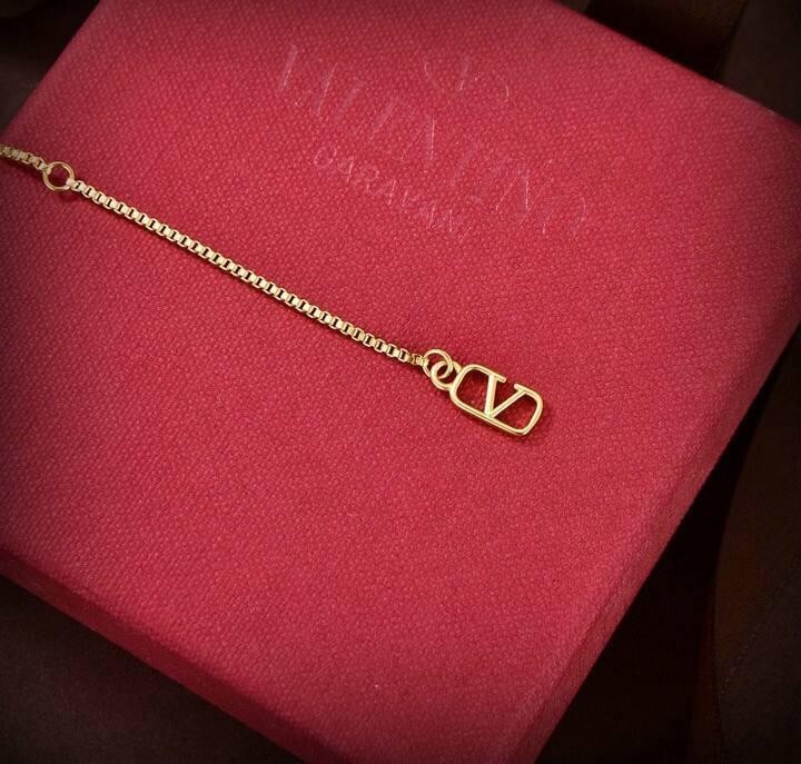 Velentino Garavani vltn necklace jewelry vlogo with pearls