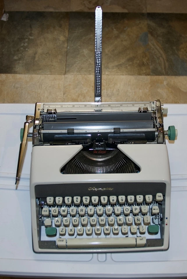 Olympia DeLuxe West German Typewriter. Spanish/Castilian K/Board. Cased. - Image 3 of 4