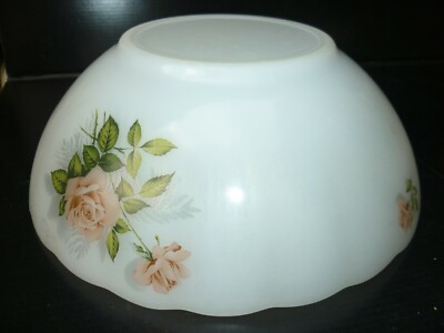 Saladier (petit) modèle Rosaline de chez Arcoroc en verre rose