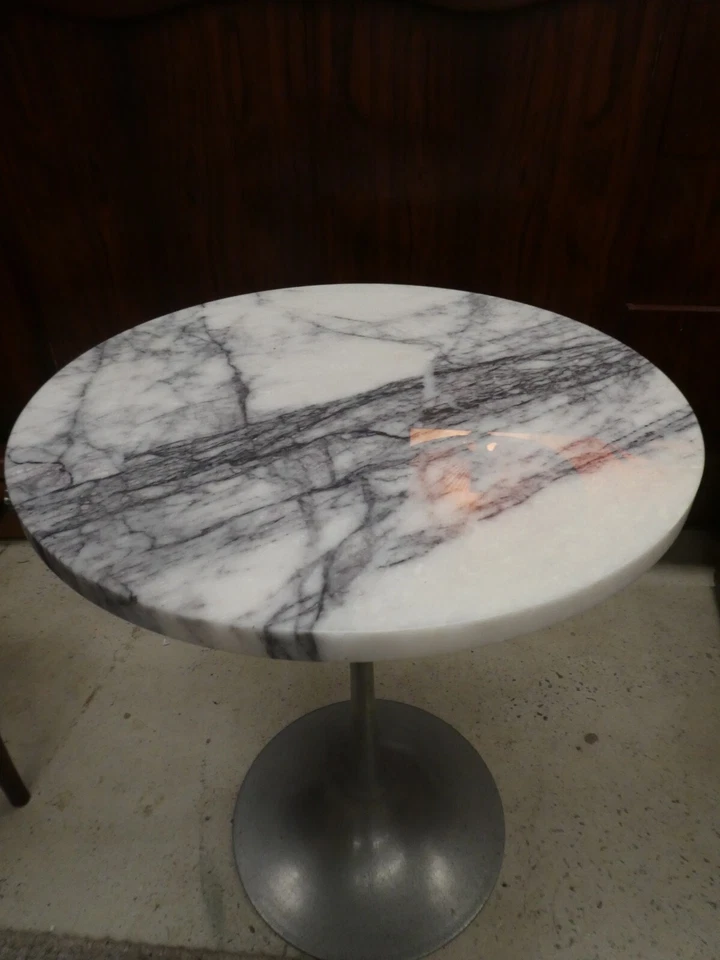 ВИНТАЖНЫЙ БОКОВОЙ СТОЛИК В СТИЛЕ ТЮЛЬПАНОВ ARKANA KNOLL SAARINEN С АЛЮМИНИЕВЫМ СТЕРЖНЕМ И МРАМОРНЫМ ВЕРХОМ - Изображение 2 из 4