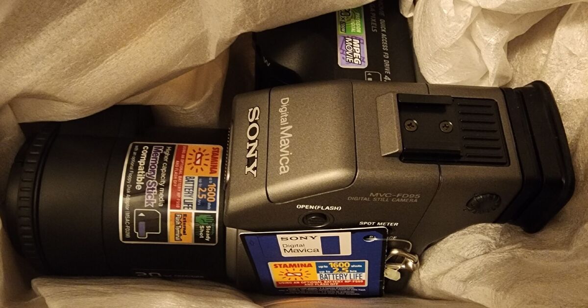 NEW IN BOX - Sony Mavica MVC-FD95 2.1MP Digital Camera NEW IN BOX - Sony Mavica MVC-FD95 2.1MP Digital Camera