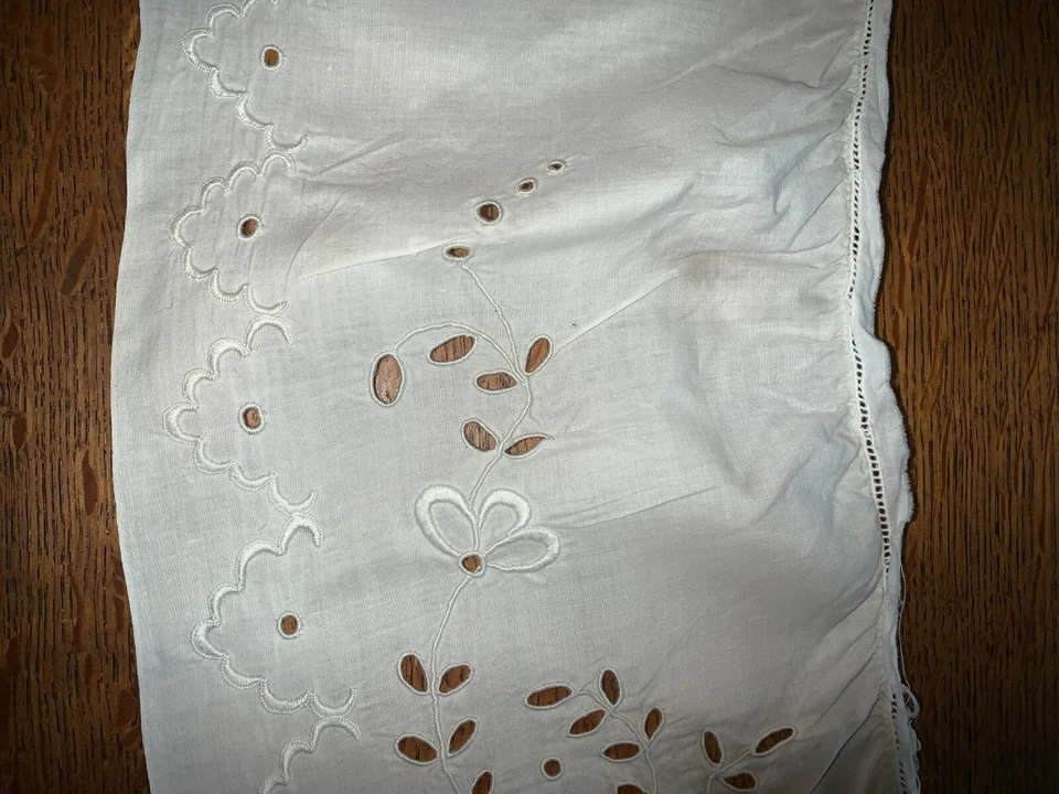 Ancienne bande ou volant en broderie anglaise main, H 14 cm x longueur 77 cm - Photo 3/4