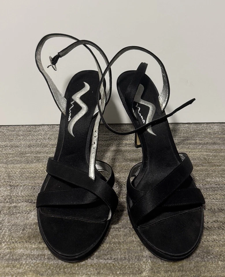 Sandalias de tacón Nina negras satinadas con tiras talla 7 EE. UU. Foto 2 de 4