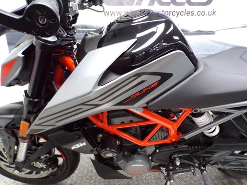 2023 KTM 125 DUKE WITH ONLY 2053 MILES FROM NEW  - Picture 7 of 20