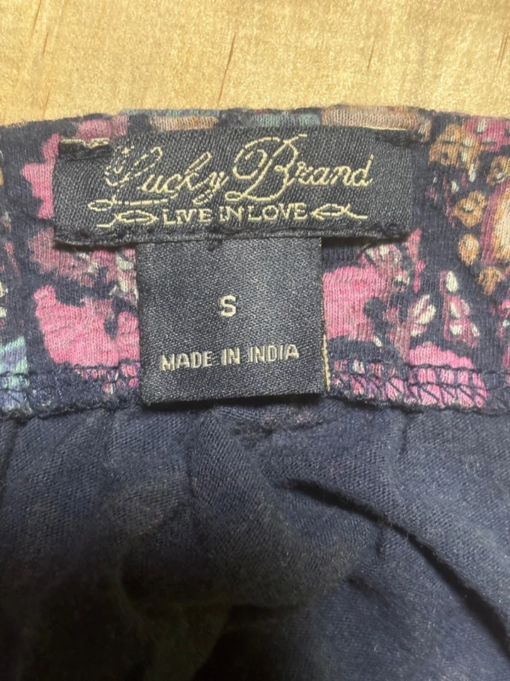 Camiseta sin mangas floral Lucky Brand AOP azul marino rosa para mujer talla pequeña Foto 3 de 4