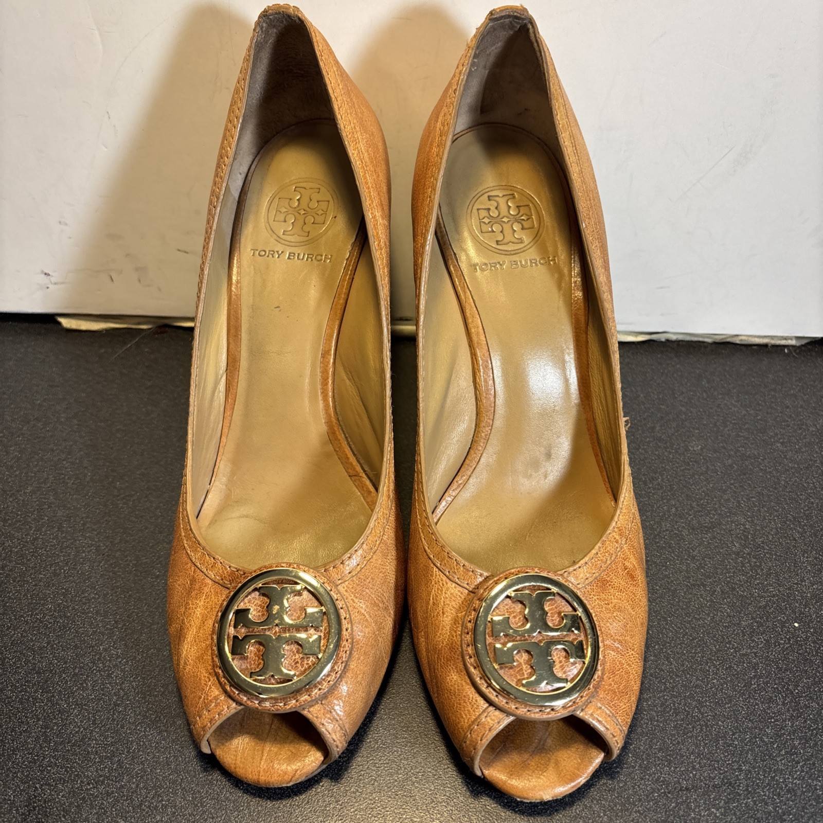 TORY BURCH Selma Tan Caramel Wedge Heels Shoes Gold Logo Peep Toe 9M