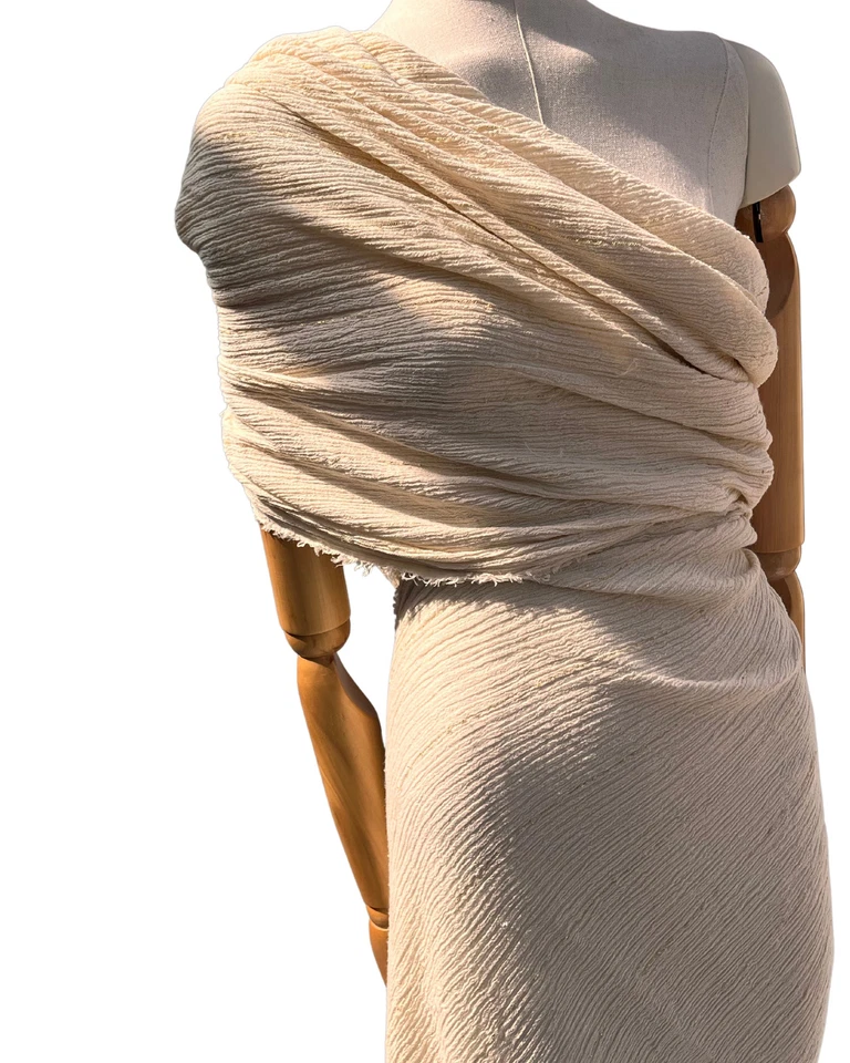 Tela de algodón arrugada elástica de doble gasa, texturizada, por 2 metros. Foto 3 de 4