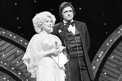 Dolly Parton und Johnny Cash überreichen den Preis 4x6 Fotodruck