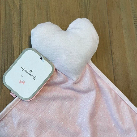Manta de seguridad Hallmark Heart Lovey rosa felpa lunares blancos sonajero Foto 2 de 4