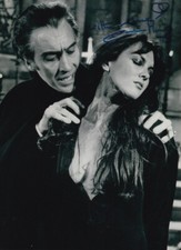 CAROLINE MUNRO signed Autogramm 20x30cm VAMPYRES in Person autograph COA