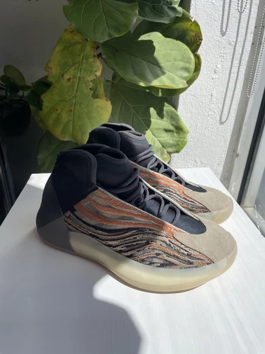 Yeezy Quantum Flaora ( Flash Orange ) Size 8.5 M 