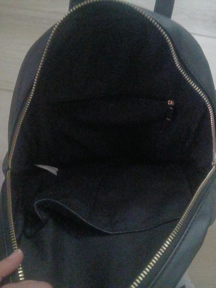 MOCHILA PEQUEÑA CHARLIE ENCANTADORA NEGRA USADA Foto 4 de 4