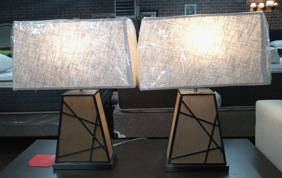 PAR DE LÁMPARAS DE MESA TRAPEZOIDALES DE BAMBÚ/PLATA DE DISEÑO ROBERT ABBEY SOLAMENTE (MODERNAS) Foto 2 de 4