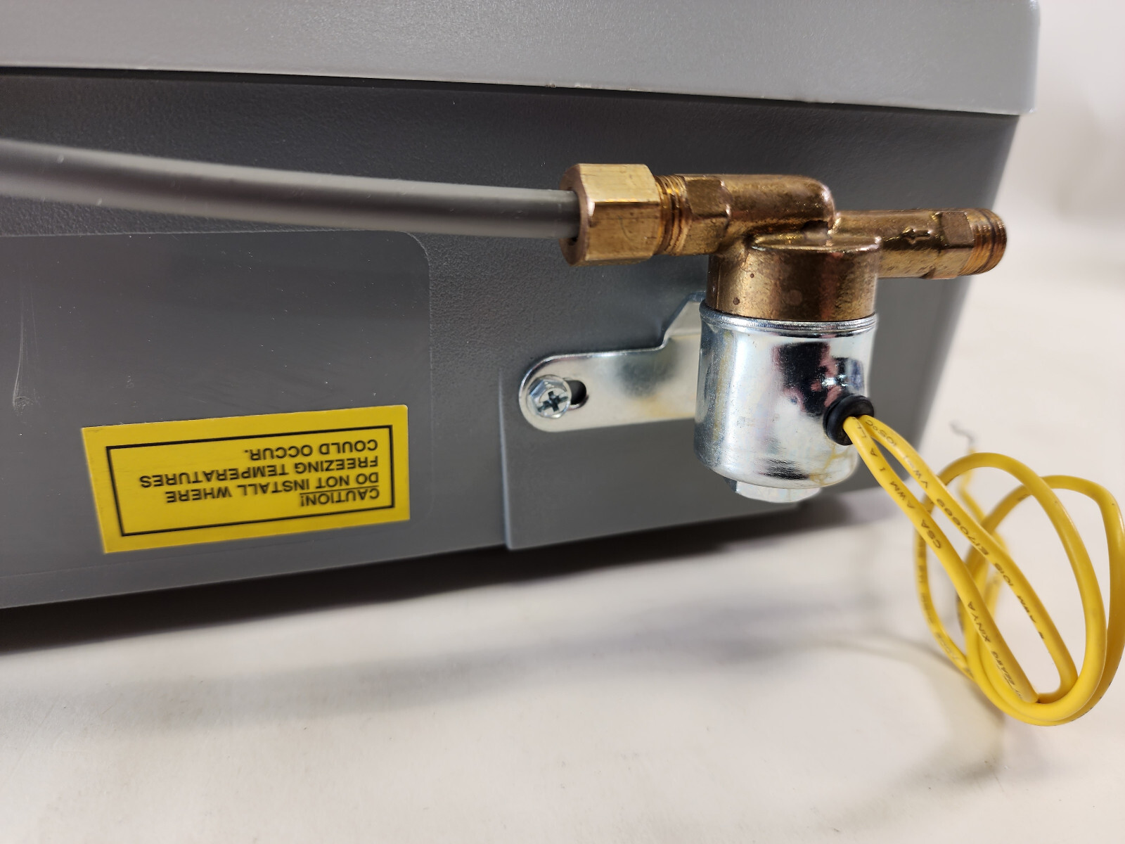 AprilAire 600M Whole-House Humidifier Manual High 1700-5000 sq. ft. Gray Used