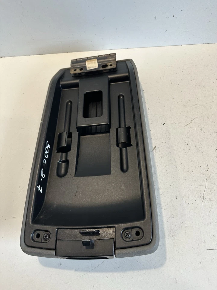 Chrysler 300C Arm Rest Genuine 2.7 Petrol 2009 - Image 3 of 3