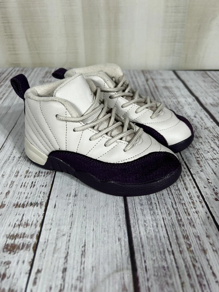 Talla 9C-Air Jordan 12 Retro Desierto Arena Púrpura Talla 9C Niño Buen Estado Foto 2 de 4
