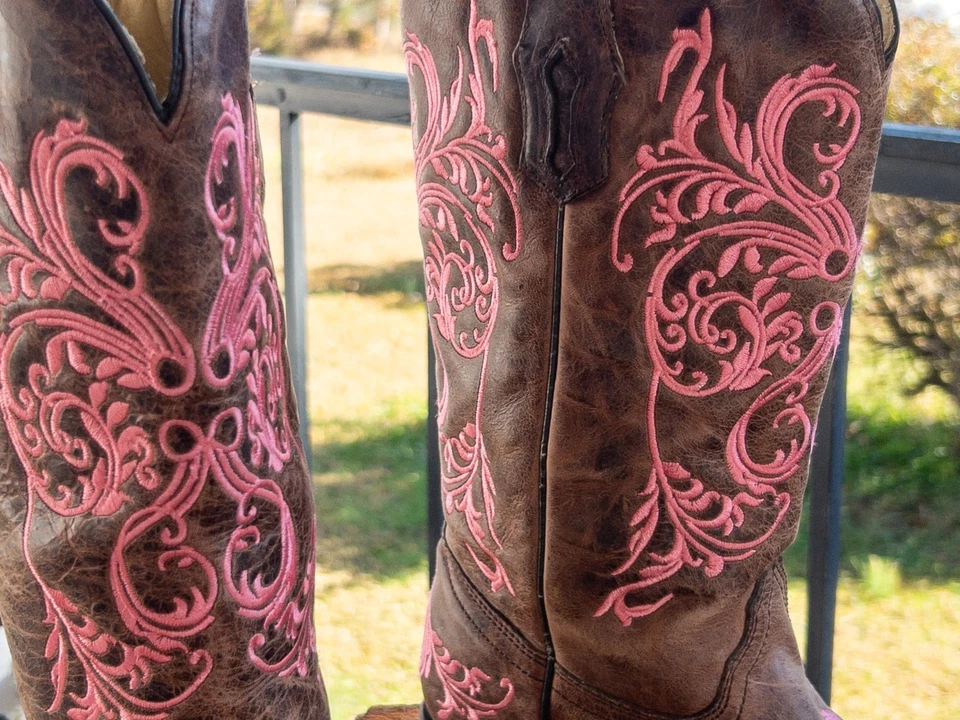 Corral Women’s Black Leather Cowboy Boots Sz 9 1/2 Pink Wing Cross - Image 4 of 4