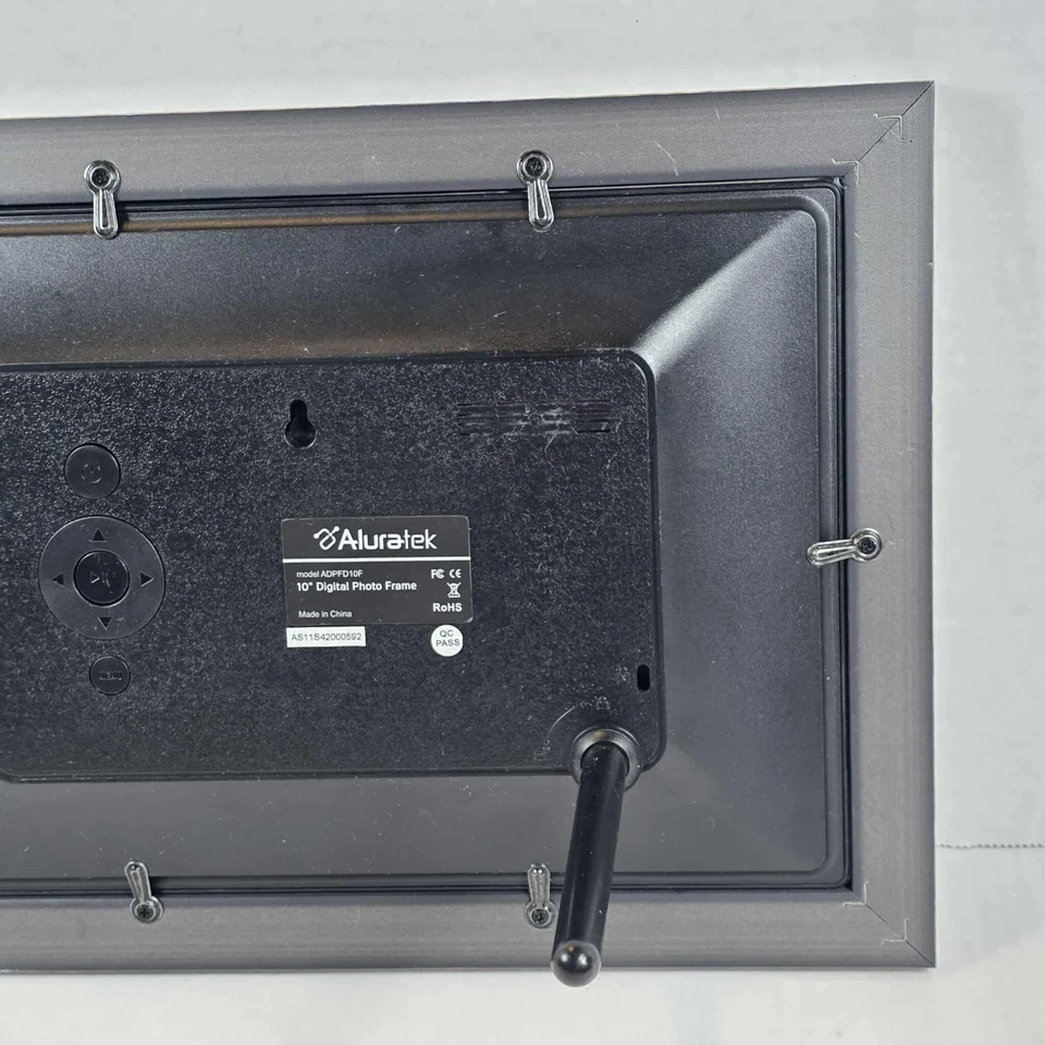 Aluratek ADPFD10F 10-inch Distressed Wood Digital Photo Frame - Image 3 of 4