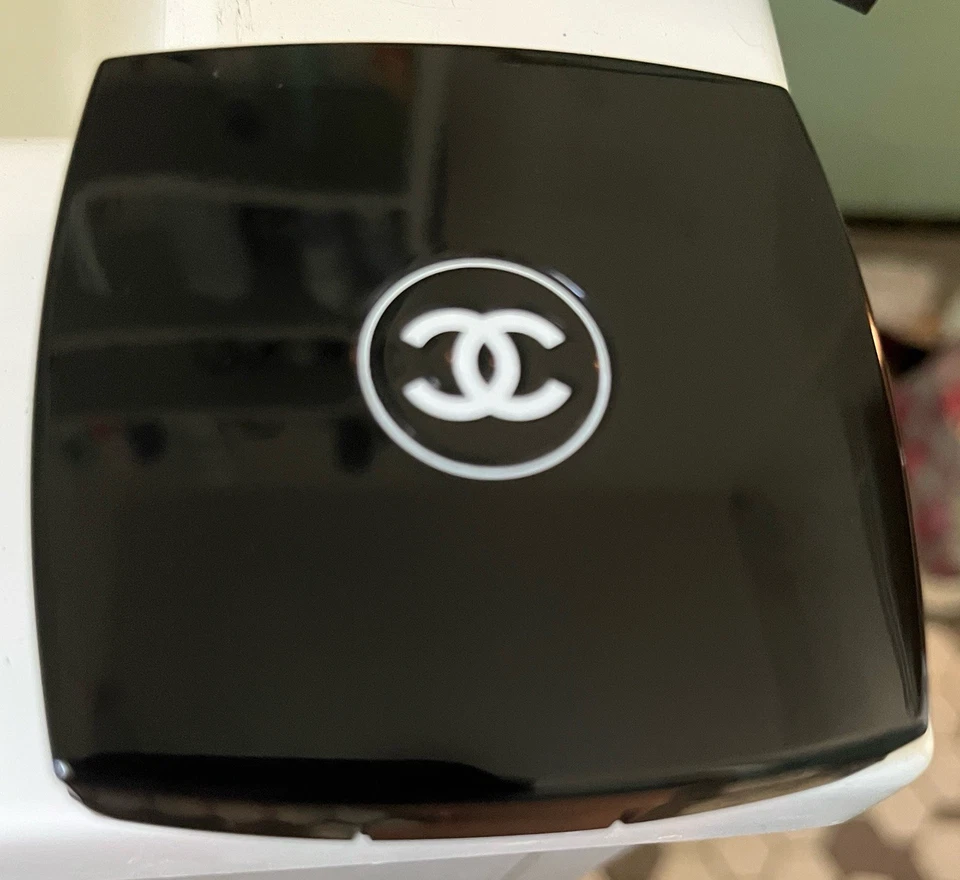 Rubor en polvo CHANEL Joues Contraste en 99 Rose Pe’tale con cepillo y bolsa de terciopelo Foto 2 de 4