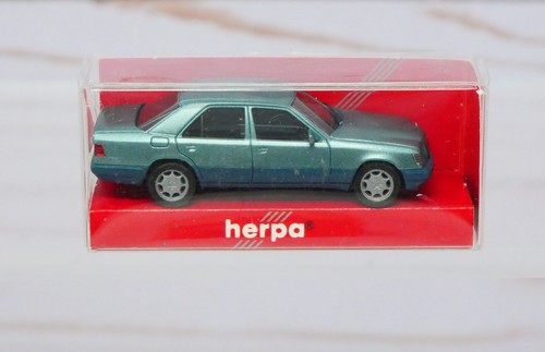 Herpa 031424, Mercedes Benz E320 limusina 4 puertas, azul metálico, escala 1/87 HO | Zustand: New