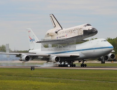 SPACE SHUTTLE DISCOVERY ARRIVING WASHINGTON DC 2012 8.5X11 PHOTO