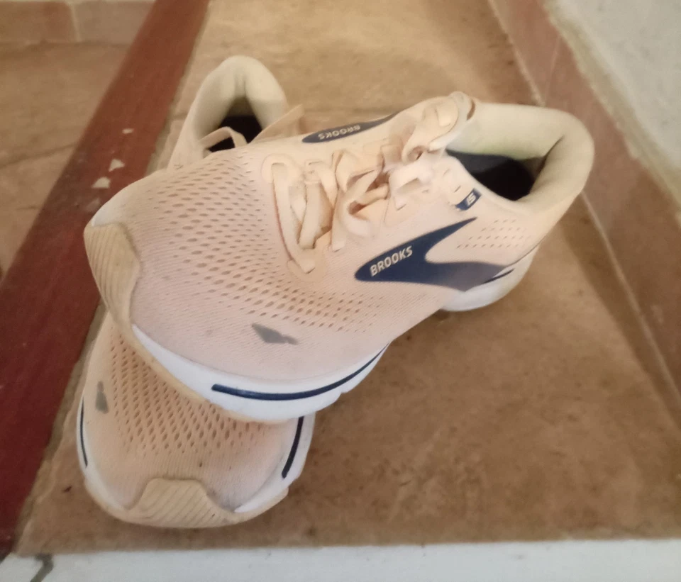 Basket Femme Brooks Taille 39 Neuve - Photo 1/2