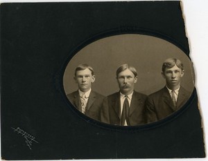 Late 1800s Early 1900s Cabinet Card Father & Two Sons Hutchcraft Austin TX