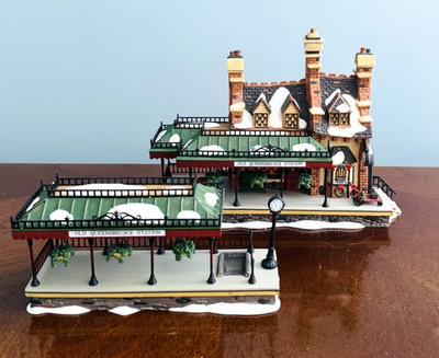 Dept. 56 OLD QUEENSBRIDGE STATION 2 Piece Train Set COMPLETE IN BOX 58443