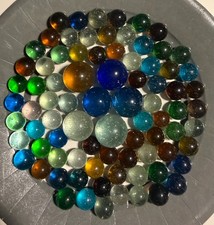 Lot 869 :  76 billes et 6 calots anciens verre