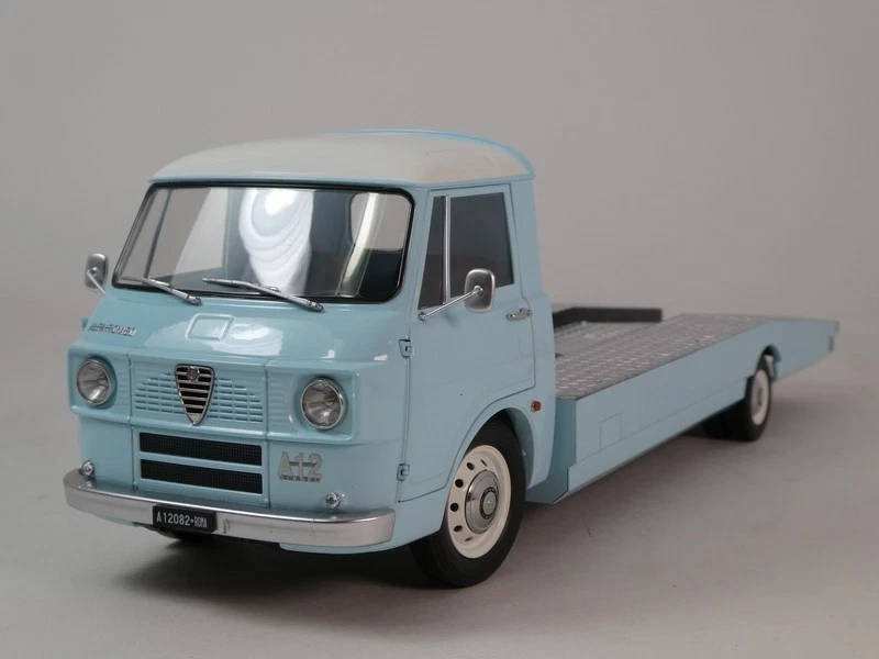 Legendario camión de remolque Alfa Romeo A12 F12 primera serie azul claro 1967 1/18 200082-D Foto 2 de 4