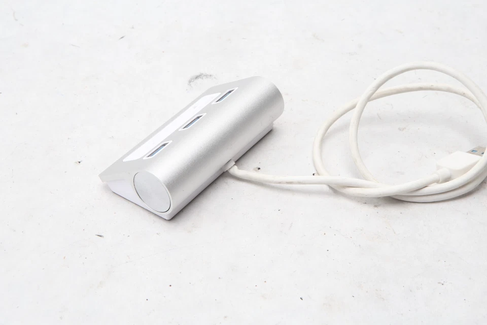 Sabrent Premium 3 Port Aluminum USB 3.0 Hub with Multi-in-1 Card Reader F31a - Image 3 of 4