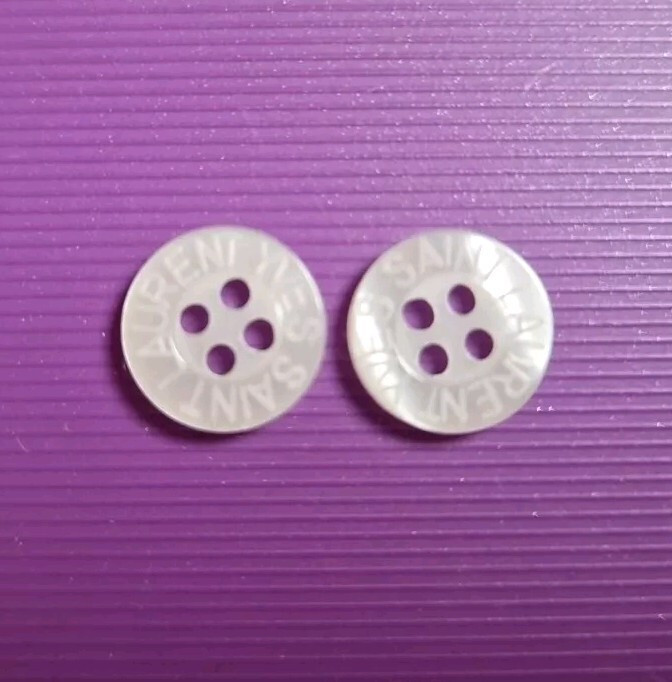 2 x Yves Saint Laurent camicia opaca con bottoni di ricambio