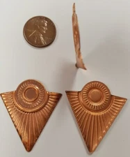 6 VINTAGE DECO TRIANGLE GROOVED 37mm. COPPER COATED STEEL SETTING FINDINGS N44