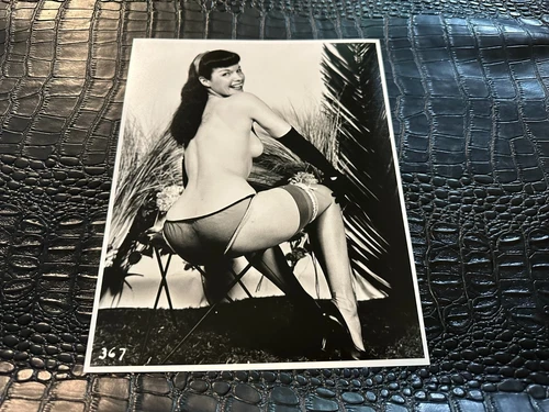 #161 BETTIE PAGE 8x10 B&W PINUP PHOTO