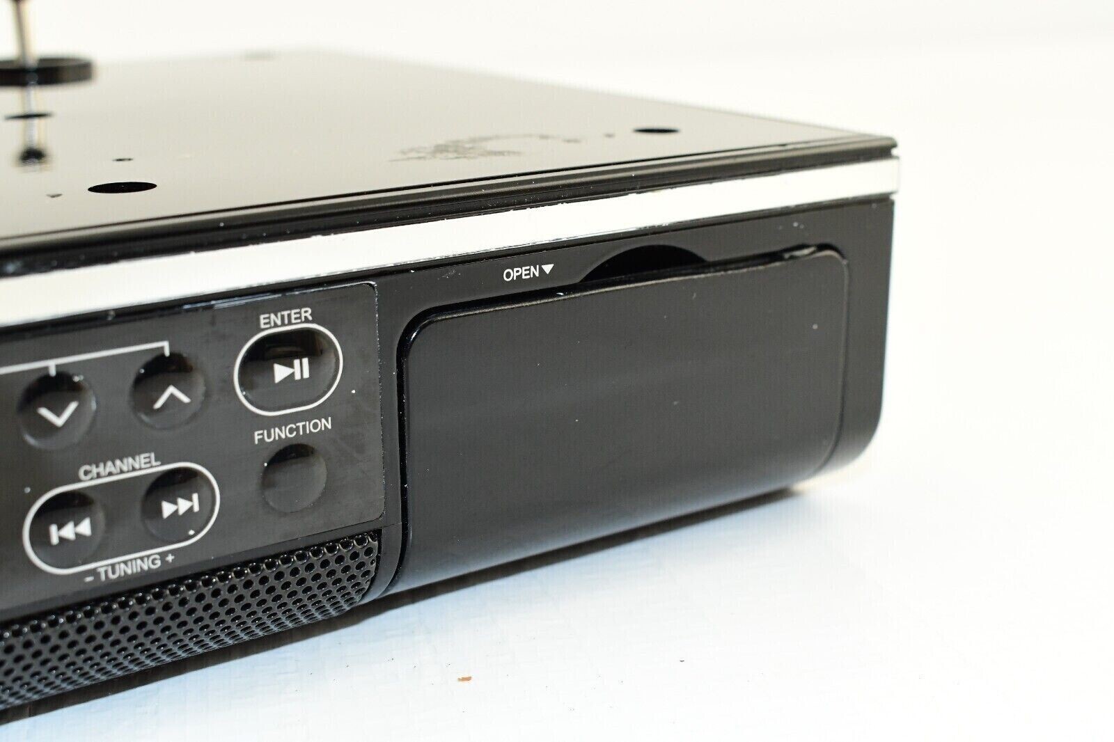 Hamilton Beach iPod Docking Under Cabinet Mounted Radio HU384SA Space Saver