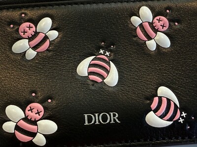 DIOR X KAWS Pink BEE 🐝 Wallet w/ Zipper black leather DIOR X KAWS Pink BEE 🐝 Wallet w/ Zipper black leather