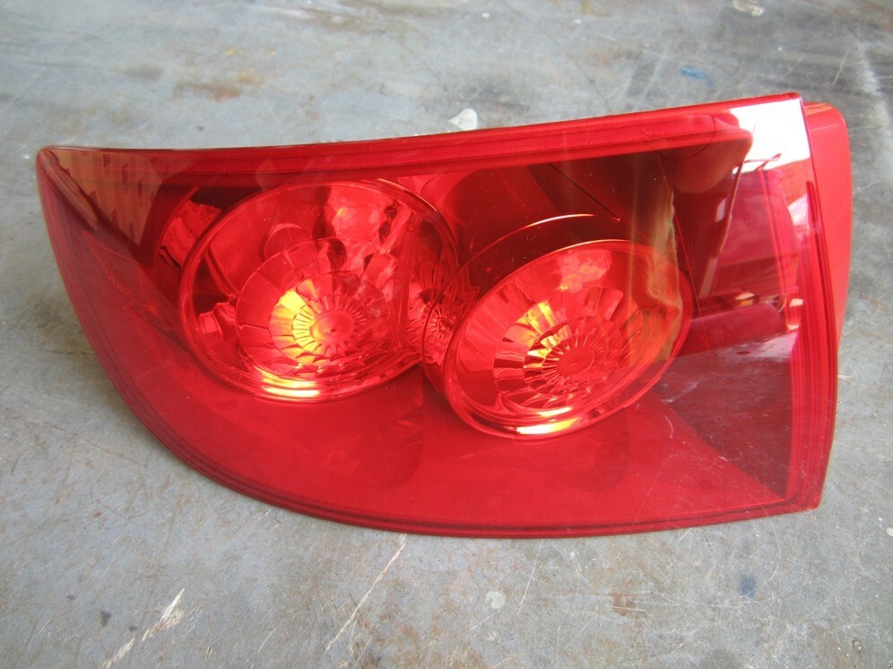 04-06 Mazda 3 Sedan Tail Light Driver Side Quarter Panel Mount 1623647