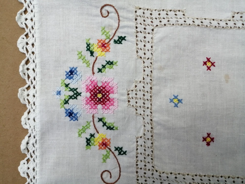 Zierdecke, Deckchen, bunt bestickt, ca. 40 cm x 27 cm - Bild 3 von 3