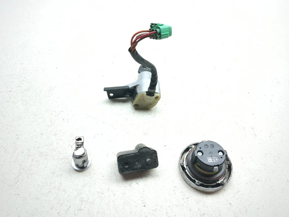 06-24 Suzuki VZR1800 M109R Juego de bloqueo Boulevard Interruptor de encendido Tapa Casco y llave Foto 3 de 4