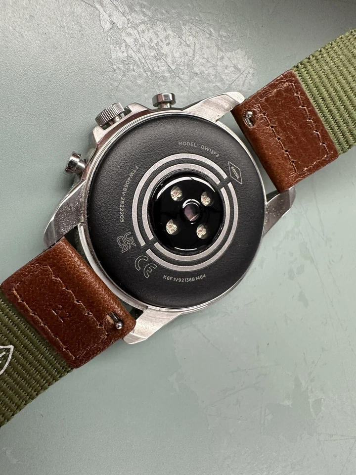 Reloj inteligente Fossil DW13F2 plateado de acero inoxidable recargable con pantalla táctil redonda Foto 4 de 4